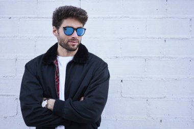 Sakallı erkek modeli Güneş gözlüğü 
