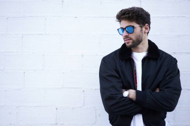 Sakallı erkek modeli Güneş gözlüğü 