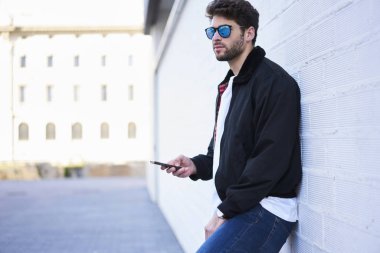 Beyaz adam elinde cep telefonu ile 