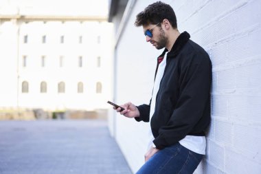Beyaz adam elinde cep telefonu ile 