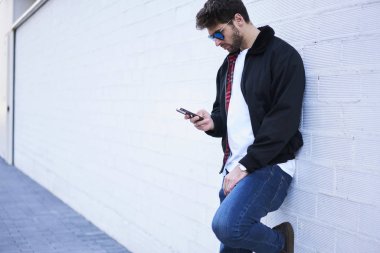 Beyaz adam elinde cep telefonu ile 