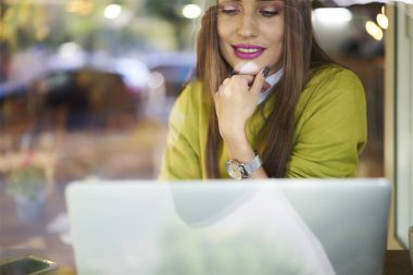 Dizüstü bilgisayarda çalışan serbest çalışan bir kadın.  