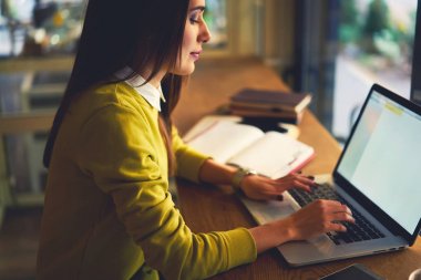 Laptop ile çalışma çekici öğrenci  