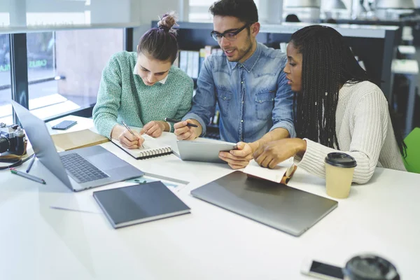 Jovens jornalistas que trabalham no escritório de coworking — Fotografia de Stock