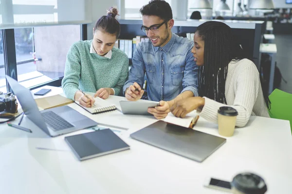 Młodych dziennikarzy pracujących w coworkingowa office — Zdjęcie stockowe