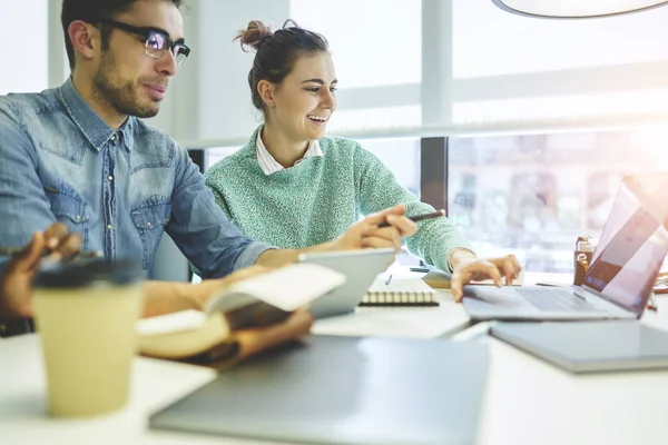 Studenten samen huiswerk maken — Stockfoto