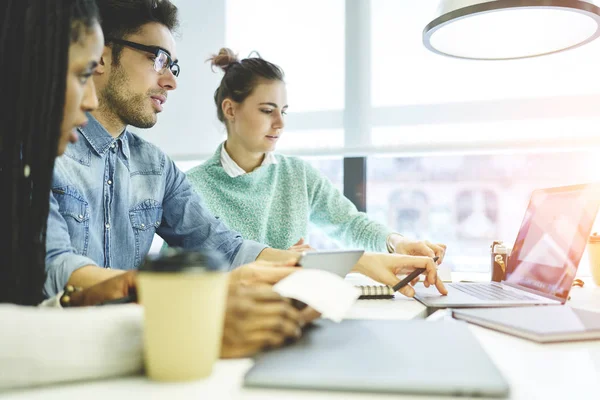 Studenten samen huiswerk maken — Stockfoto