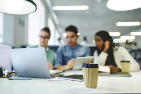 Studenter som gjør lekser sammen – stockfoto