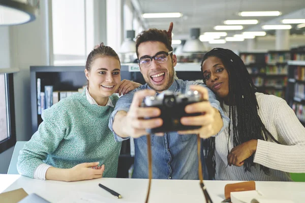 Internationale studenten maken selfie — Stockfoto