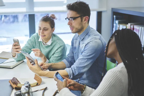 Vrienden samen huiswerk taak voorbereiden — Stockfoto