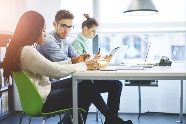 Amigos preparando tarea juntos — Foto de Stock