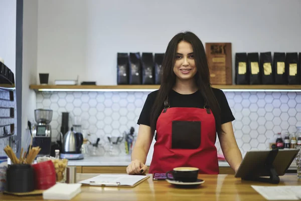 Mulher barista trabalhando na cafetaria — Fotografia de Stock