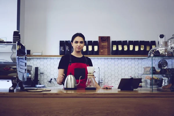 Θηλυκό barista φιλτραρισμένο καφέ — Φωτογραφία Αρχείου