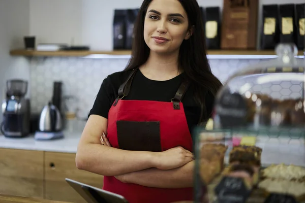 Kvinnliga barista arbetar som servitris — Stockfoto