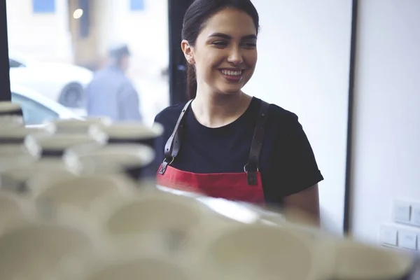 Femmina barista godendo processo di lavoro — Foto Stock