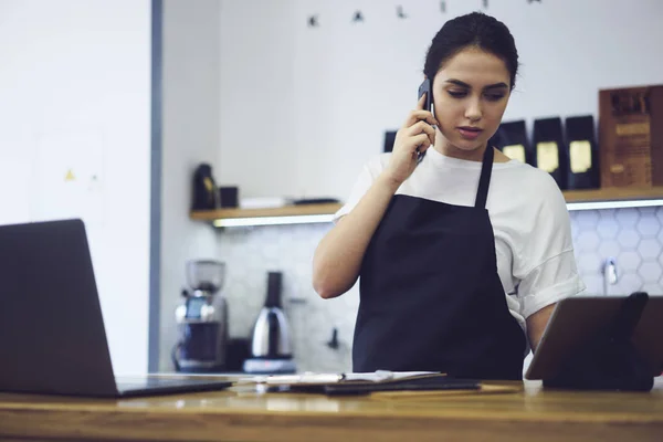 Modelo tener conversación con los clientes — Foto de Stock