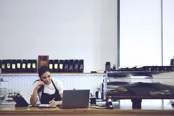 Barista experimentado trabajando en cafetería — Foto de Stock