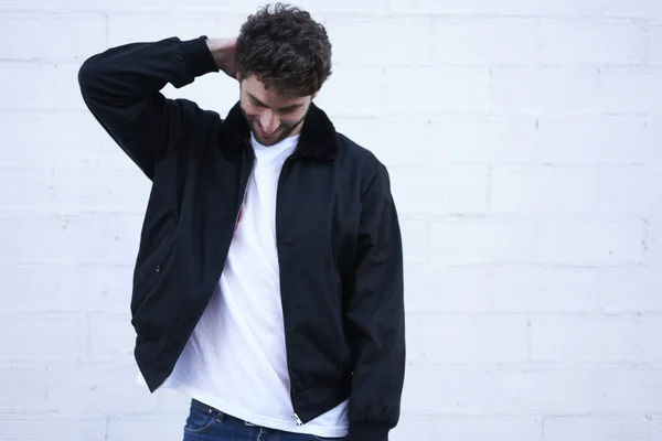 Hipster cara usar jaqueta de marca — Fotografia de Stock