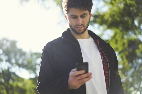 Caucasian hipster messaging outdoors — Stock Photo, Image