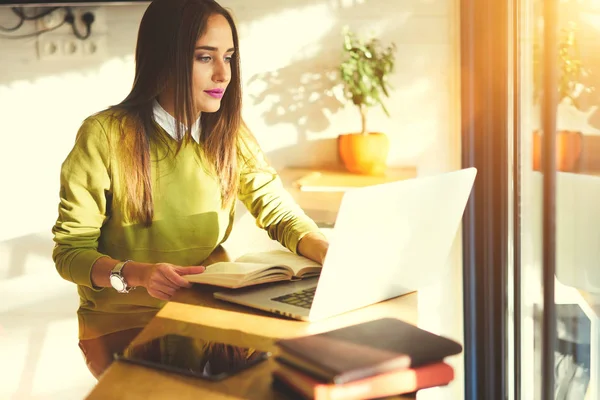 Freelancer feminino trabalhando no laptop — Fotografia de Stock