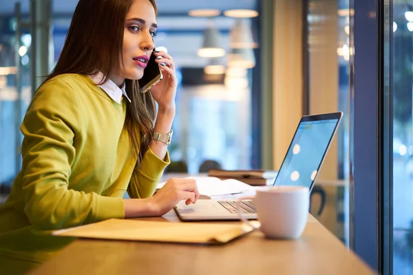 Attraktive Studenten, die mit Laptop arbeiten — Stockfoto