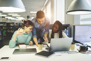 Çalışma alanında çalışan çok kültürlü iş arkadaşları 