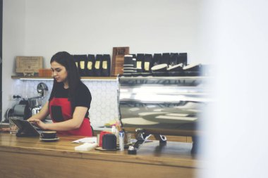 Wi-Fi bağlantısı kullanarak üniformalı kasiyer