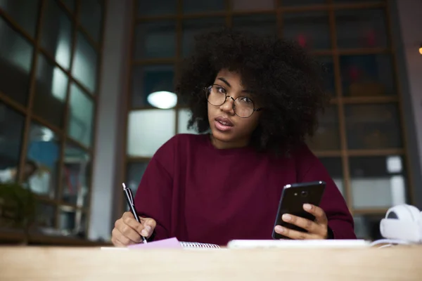 Studentin macht Hausaufgaben — Stockfoto