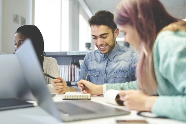 Vrienden samen huiswerk taak voorbereiden — Stockfoto