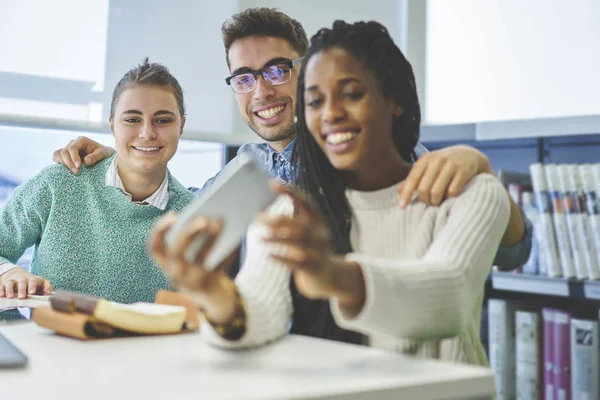 Internationale studenten maken selfie — Stockfoto