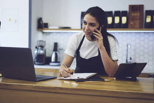 Female employee talking with customers — Stock Photo, Image