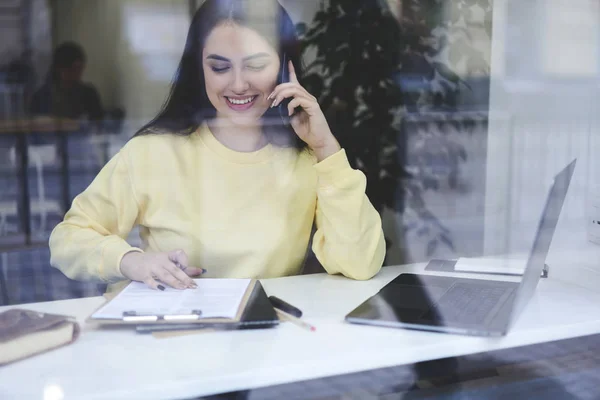 Gerente hablando por teléfono — Foto de Stock