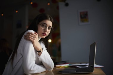 Kadın serbest meslek sahibi yapmak uzak iş