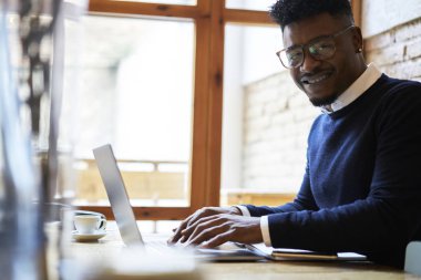 İşadamı bankacılık belgelerine yapma 