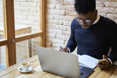 İşadamı bankacılık belgelerine yapma 