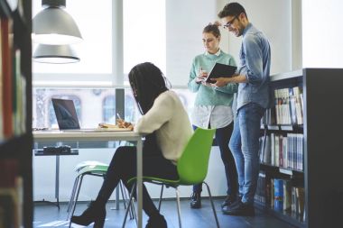 Çalışma alanında çalışan çok kültürlü iş arkadaşları 