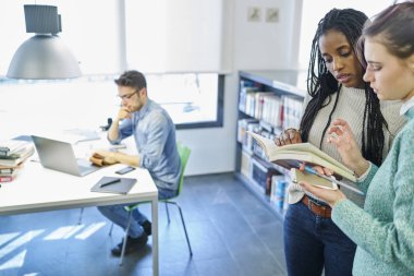 Öğrenciler ekibi üzerinde önemli ders çalışıyor 
