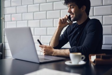 Gülümseyen girişimci konuşuyor