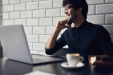 Yakışıklı sakallı girişimci