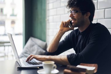 Yakışıklı profesyonel blogger 