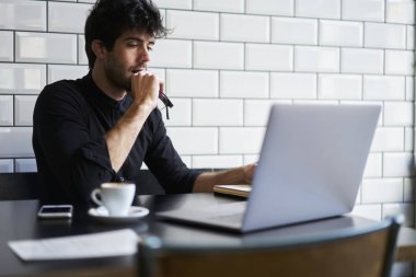 Çekici profesyonel erkek gazeteci