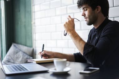 Genç hipster adam konsantre 