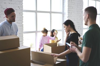 Modern ofis pazarlama uzmanları