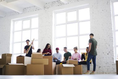 Modern ofis pazarlama uzmanları