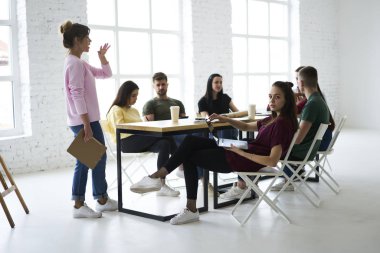 Modern ofis pazarlama uzmanları