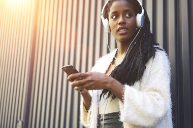 Çekici hippi kız müzik dinleme 