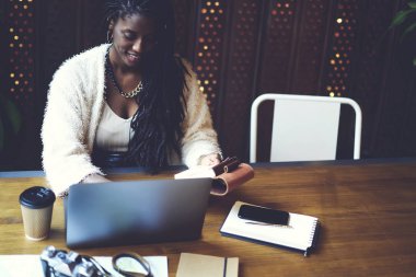 Uluslararası öğrenci izlerken eğitim webinar 