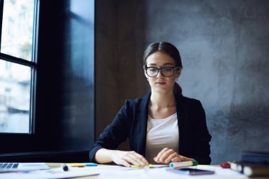 Proje planlama üzerinde çalışan kadın 