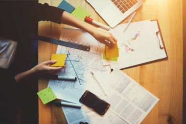 kız öğrencilerin ödev görev yapma 