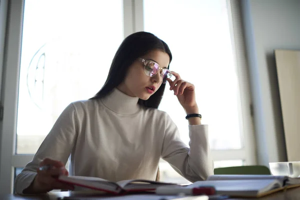 Atractivo estudiante fillig lista de pruebas — Foto de Stock